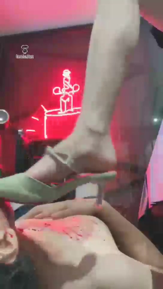 Muse仔 性感高跟踩玩狗狗 足深喉踩西瓜喂食舔干净