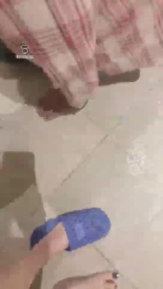 安女主 足浴玩奴 主人教训犯错的奴 跪在脚前不知所措