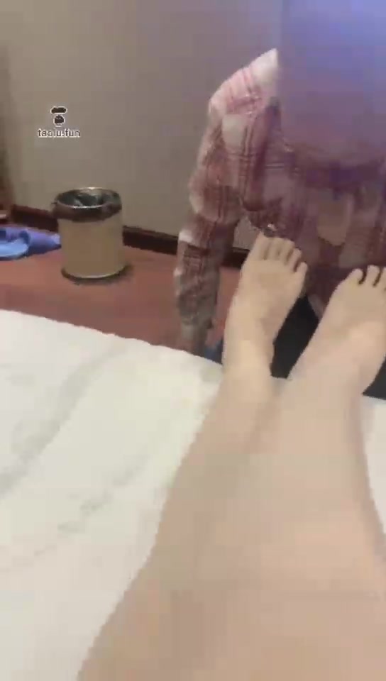 安女主 足浴玩奴 主人教训犯错的奴 跪在脚前不知所措