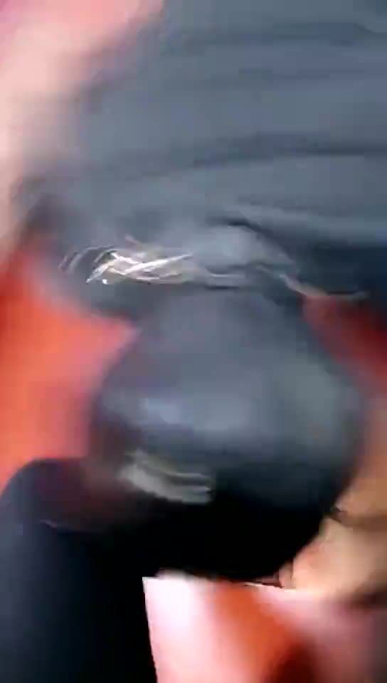 妍妍 踩踏 喂帆布鞋面包