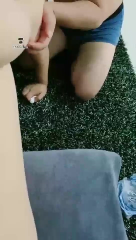 短发 享受贱狗舔脚