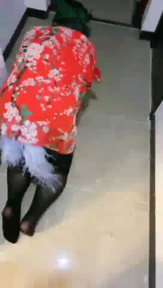 00后馨然 昨天的小狗狗 给他穿花衣服带出门走一走 
