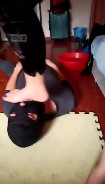 耶利亚女郎 洗洗脚准备深喉 