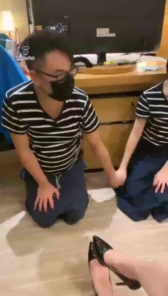 囚夫妻 剧情：扫楼扫到被抓包 