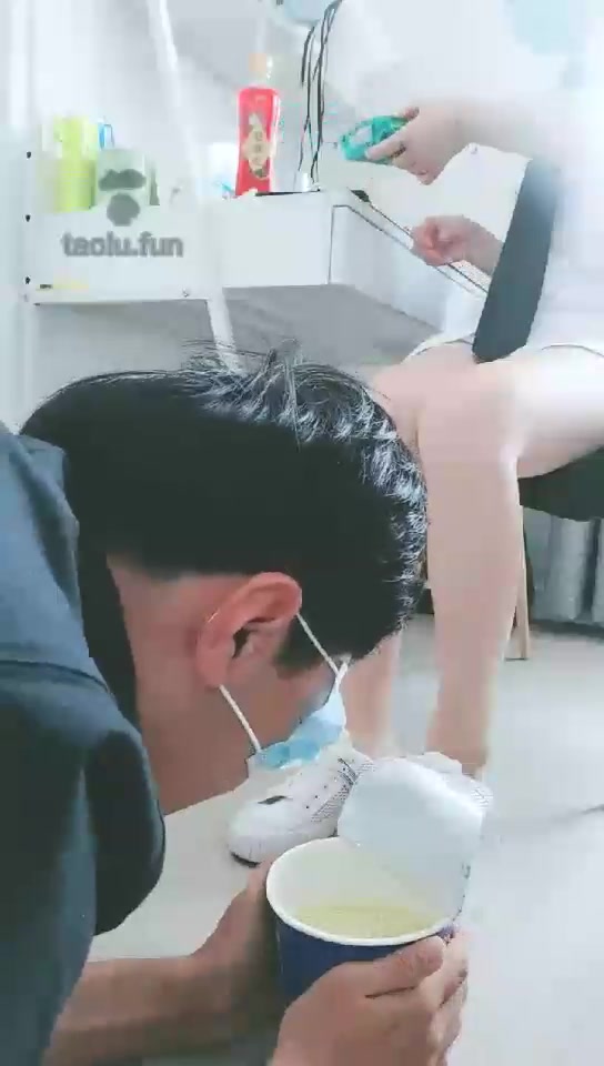 翳女王 调教学生狗圣水泡面玉足喂食 