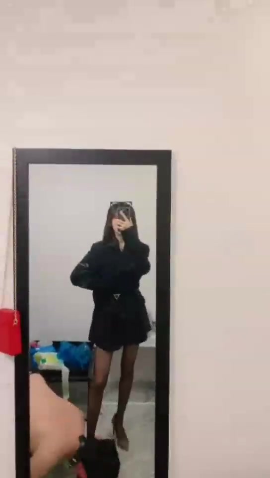 戴戴 今天只玩舔鞋踩食物以及丝袜耳光 