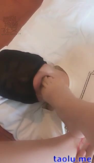 Milanna 收拾不情愿舔脚的狗 