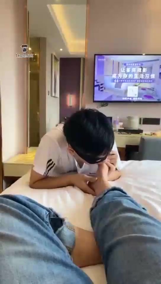 圆圆 私奴伺候舔脚享受生活 
