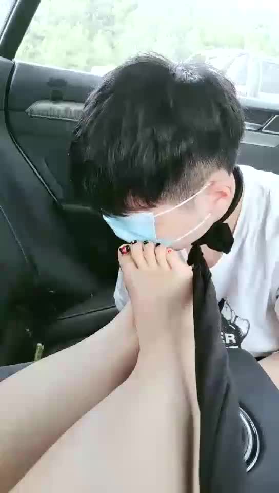 Tune in the car to stimulate the cleaning of the soles of humiliation