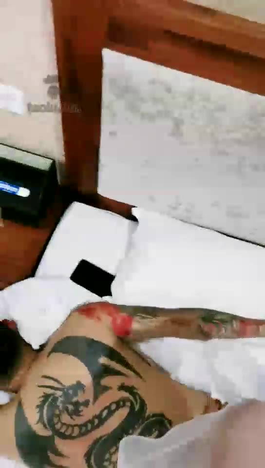 魔蝎女王 直播间虐狗踢裆脚耳光 