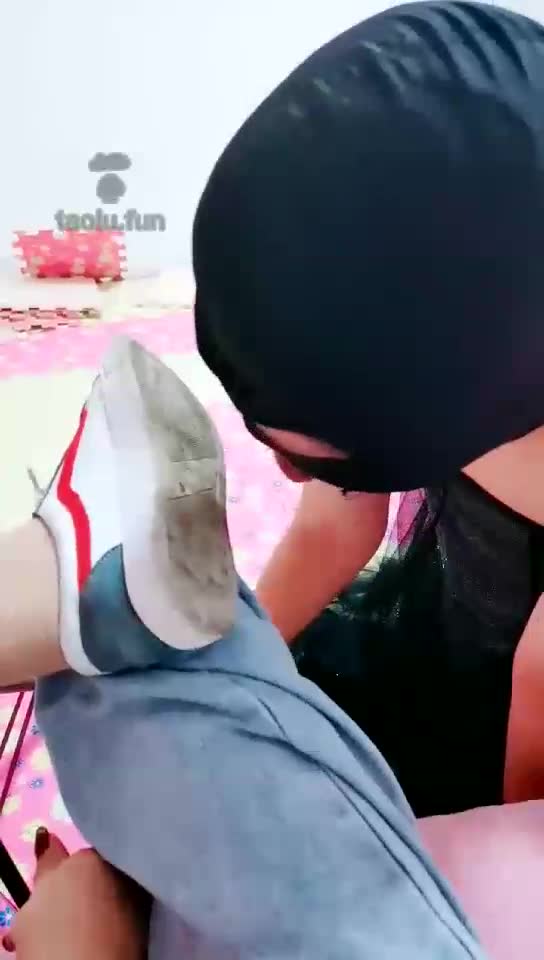 沐月 逛街回来抓个狗清理小白鞋 