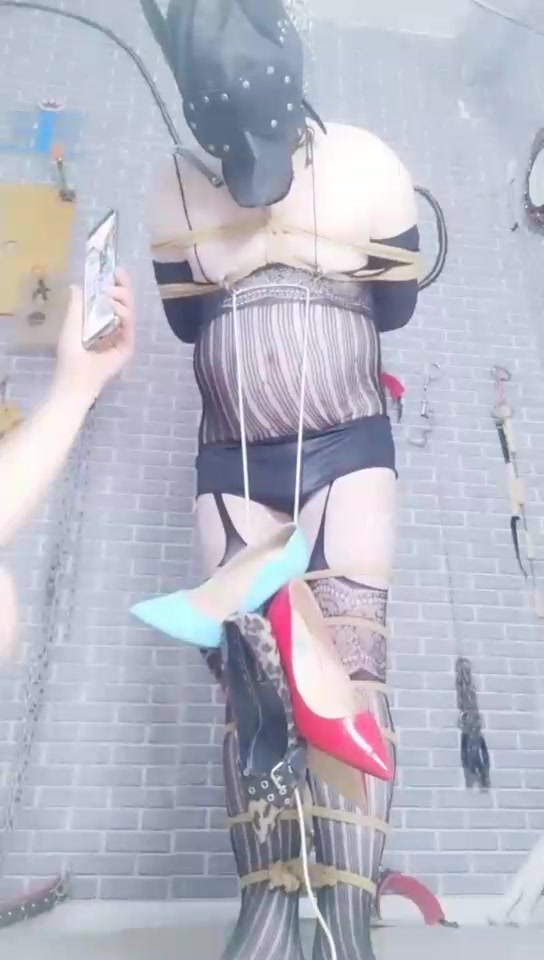 傲娇小主 捆绑强制 乳头挂高跟 