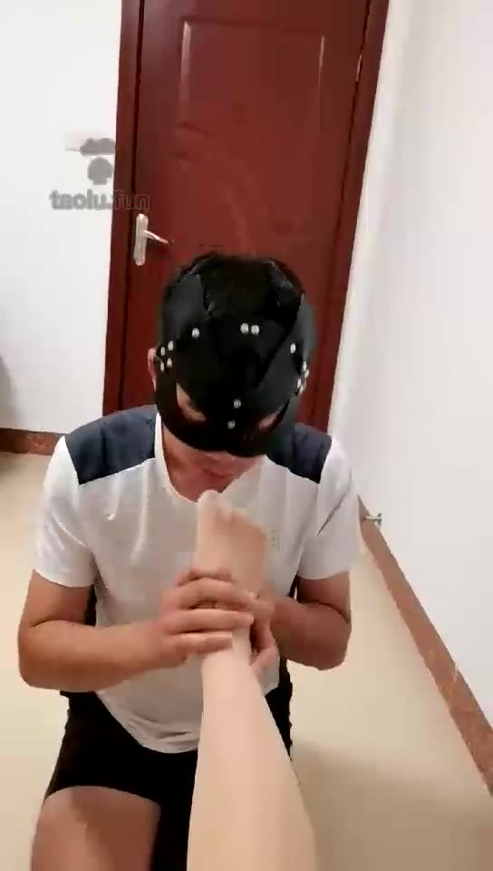 桂林小暴力 暴踩狗头舔鞋底舔脚底 