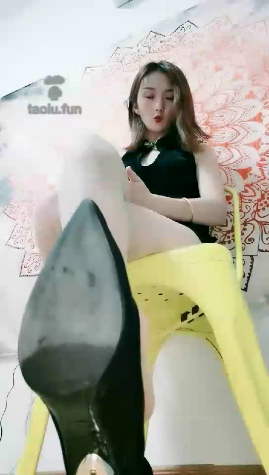 依琴女主 高清 第一视角丝袜脚底高跟羞辱 