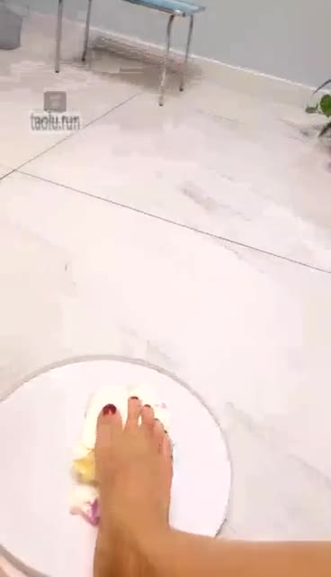 Yuzu stepping on the cake to feed, is there a bitch who wants to eat