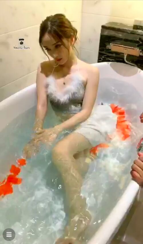 Exclusive ultra-clear, bathtub squeeze, lick the holy water under the armpit, step on JJ