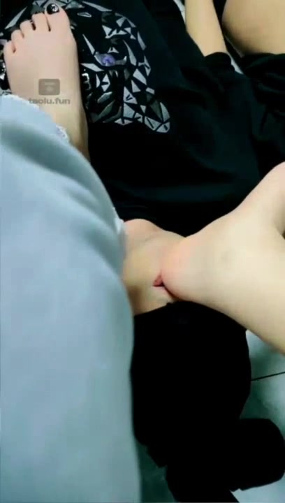 未知女主 4只美脚两条狗 双S共同考察男奴舔脚与深喉的功力 官方已删