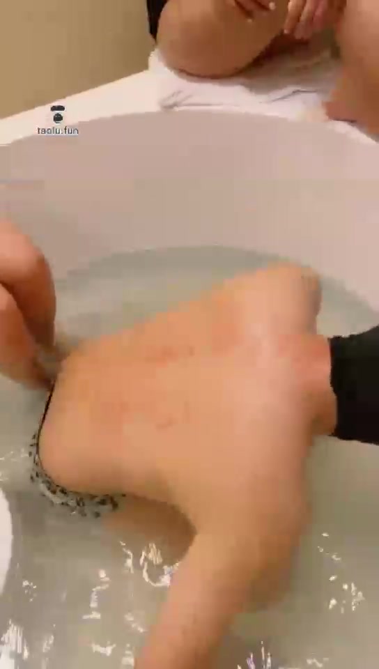 美依 双S浴缸玩狗 