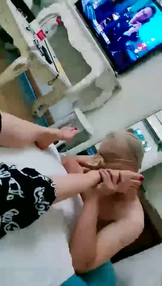 墨云 享受双脚奴的伺候 