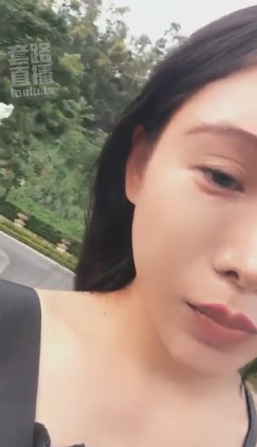 女暴君 公园随处虐狗骑头踩踏 