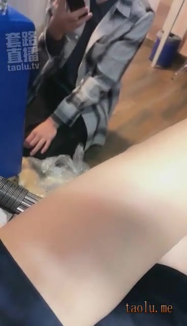 女暴君 喝厕所地上的圣水磕头系列 