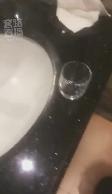 女暴君 雨天溜狗回家舔鞋底泥土 