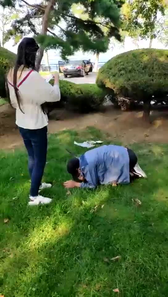 情侣硕少 海边户外玩脚踩食物 
