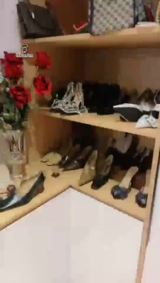 Show the shoe cabinet to step on the face to change shoes, shoe slap, foot slap