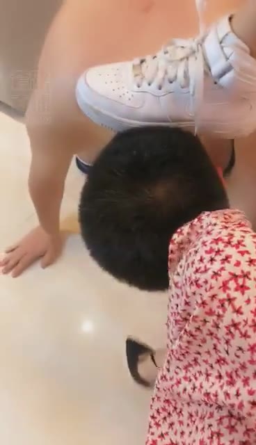 汐月 桌底下贱狗偷吃被踩踏调教 