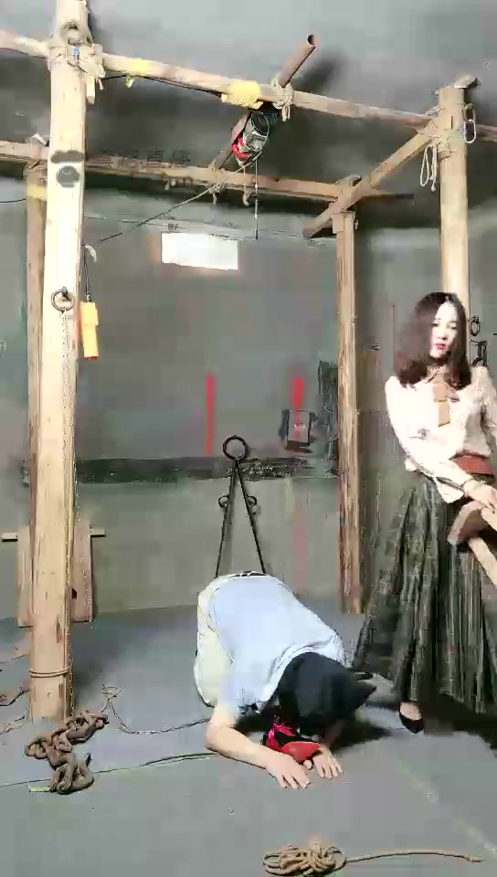 青青美少女 女王柳絮虐老杂狗 