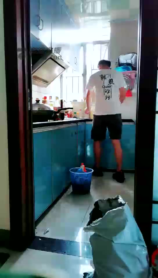 郭照Queen 继续监督家奴搞卫生 