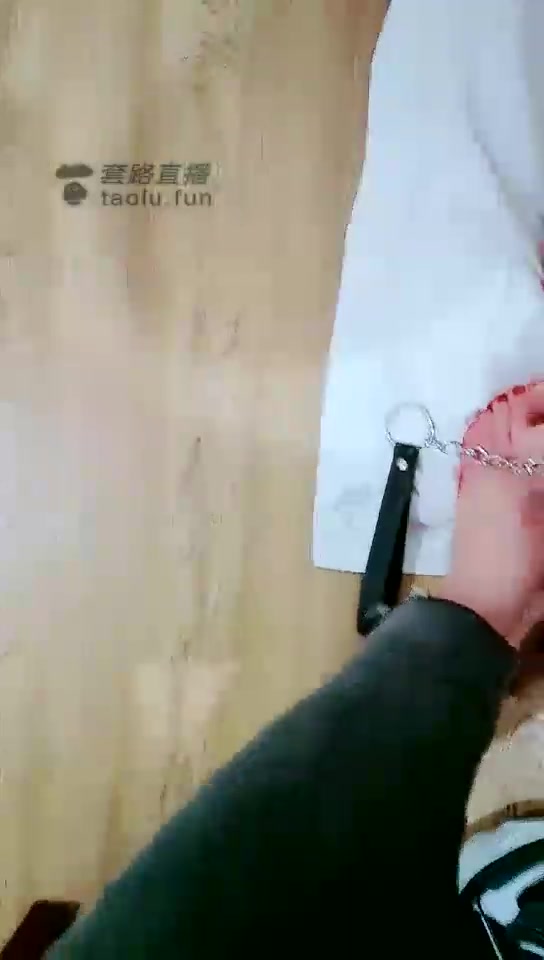 月宝 牛仔裤 裸足 玩狗狗 