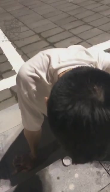 小贝 户外圣水舔脚羞辱 