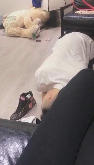 小贝 全体重踩踏 