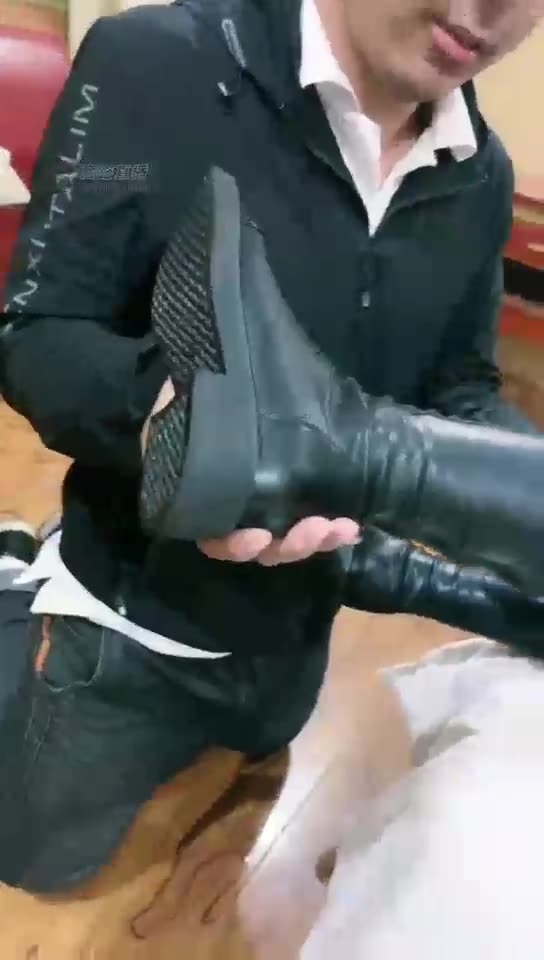 檬萌 清理主人高靴鞋底 闻舔捂出汗的原味黑袜香脚 