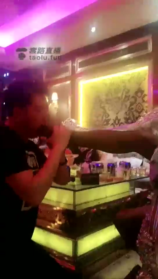 京韵 KTV玩男宠 抱着黑丝脚就是啃 