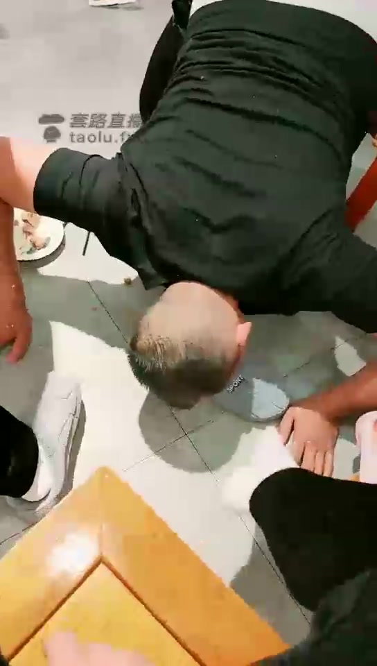 郑州之卿 饭店桌下偷吃的小贱狗 