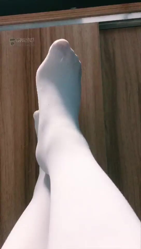 萌女王 第一视角白丝室内鞋 运动完丝袜都变透了 