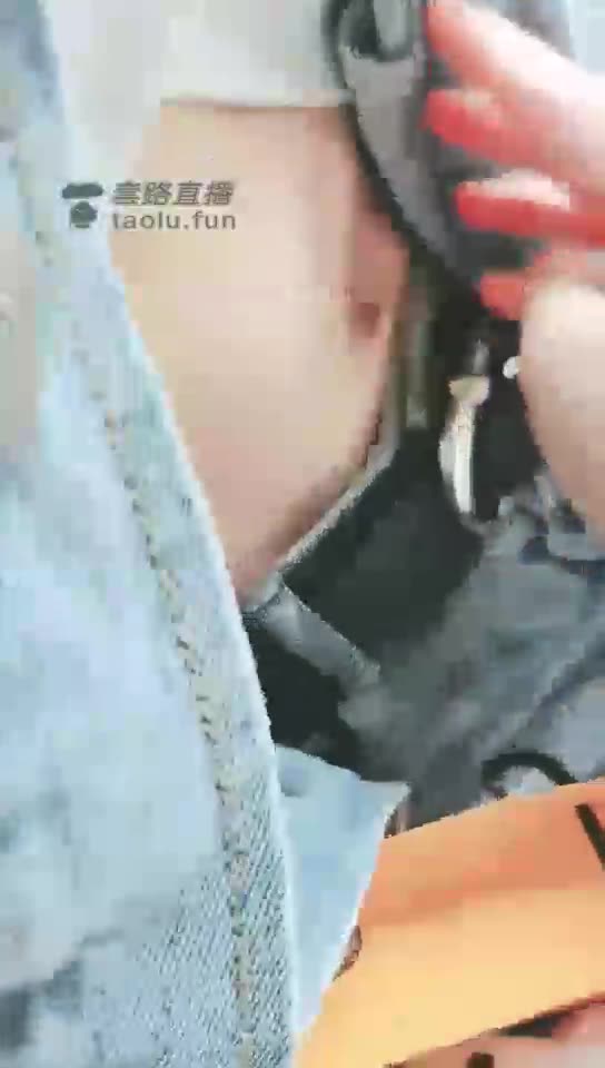 翳女王 汽车上脚放陌生小哥哥腿上 