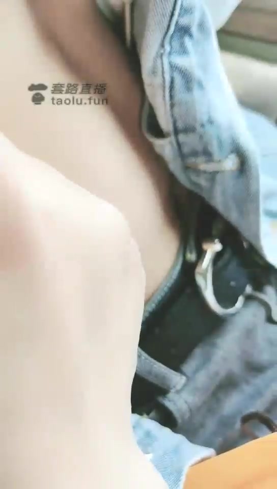 翳女王 汽车上脚放陌生小哥哥腿上 