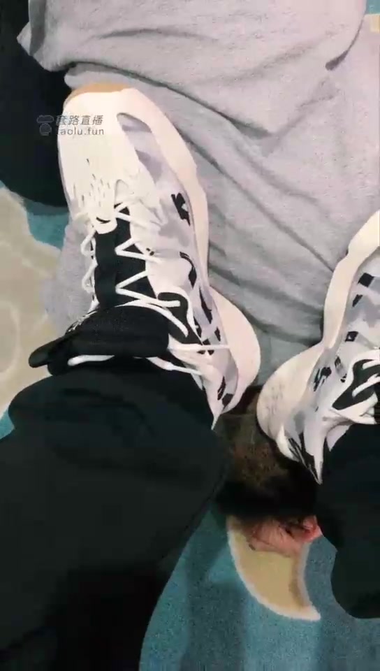 檬萌 高清 调教开始 踩踏圣水 