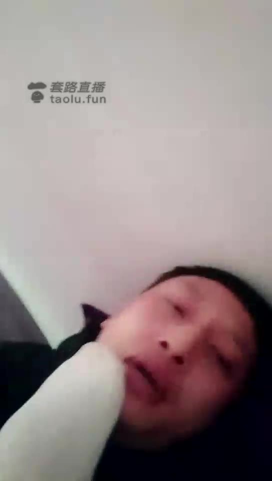 洛芯 白袜小脚猛往嘴里塞 