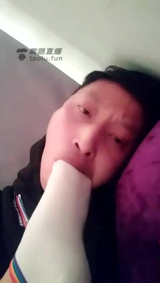 洛芯 白袜小脚猛往嘴里塞 