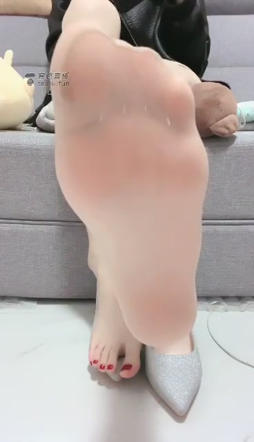 海拉女神 滚过来喝你主人的洗脚水 脚太美了 