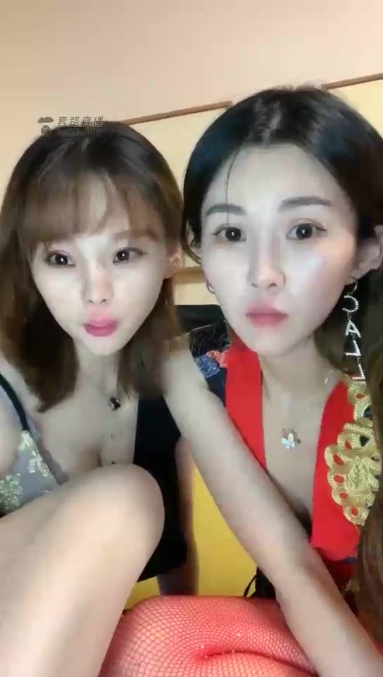 黎离和茹雪 女女接吻暧昧 