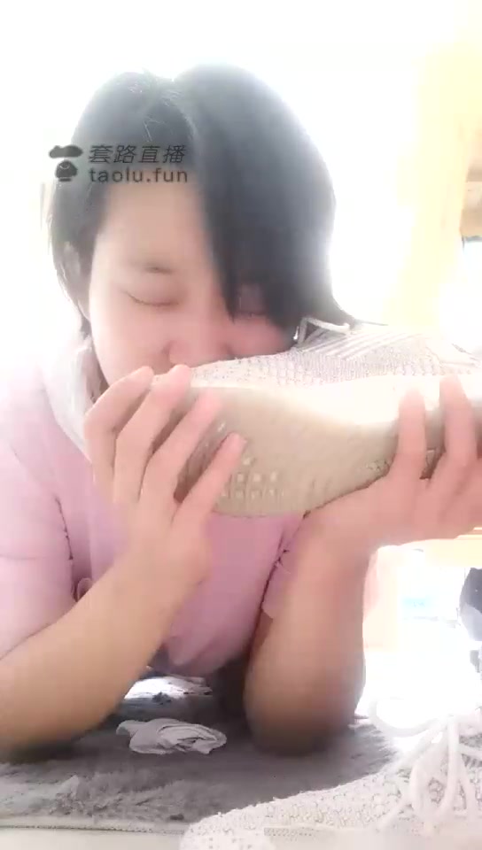 曦宝贝 女奴偷偷地在舔女主人的脚脚 