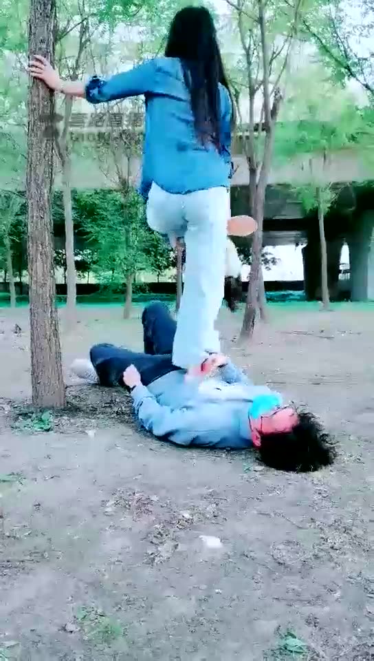 墨赐冥谪墨云 高清 户外 光天化日踹小狗 