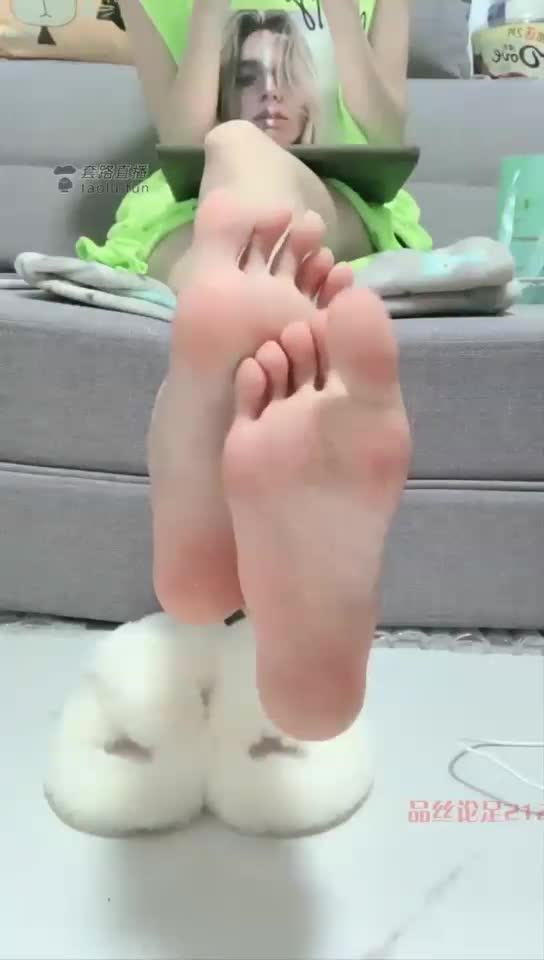 Extremely beautiful feet, white wool cotton mop, pleasing to the eye