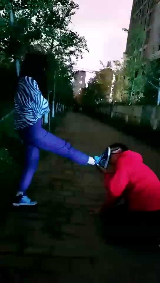 伊人 高清 围观闺蜜户外调教素人 遛狗 