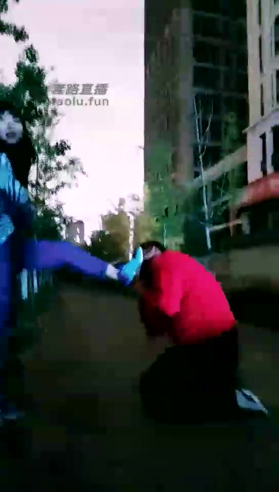 伊人 高清 围观闺蜜户外调教素人 遛狗 